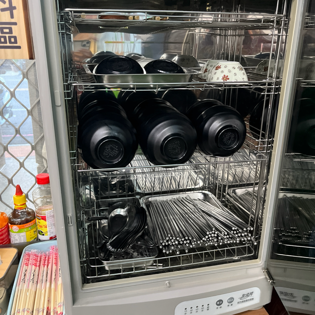 Vibe image of 佳慧越南美食: 餐具區，可以自取。 shot by Yo