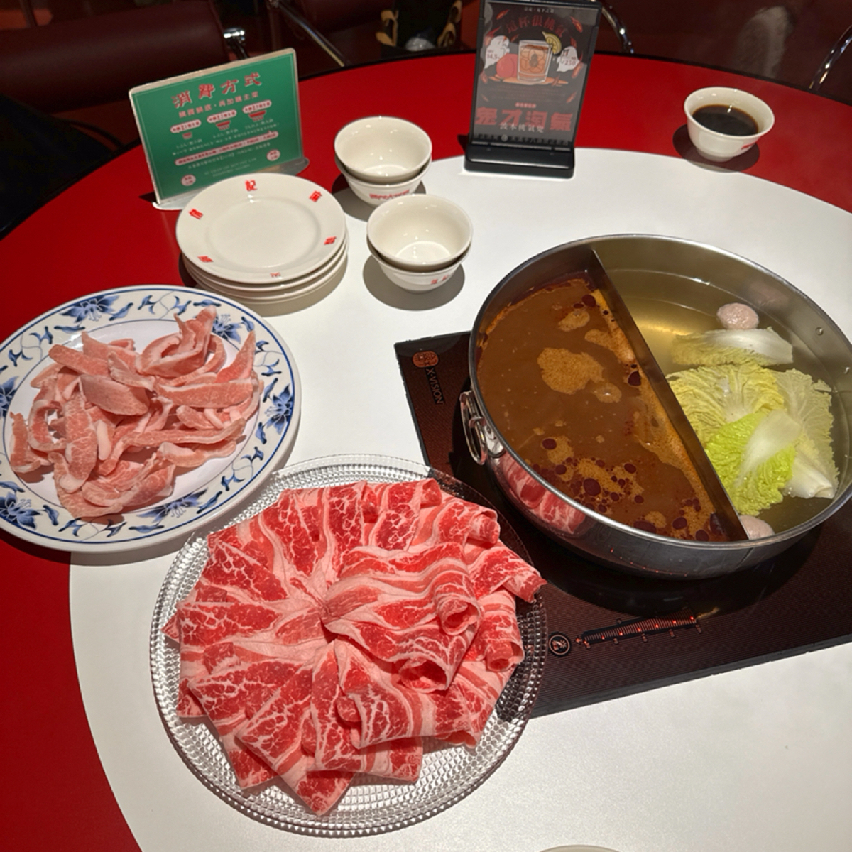 詹記麻辣火鍋 西門大世界 のレストランの写真：台灣松阪豬（$390）
美國牛五花（$470） byAna 