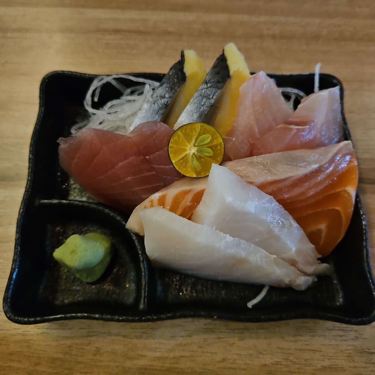 星海食事所 のレストランの写真：烏龍麵生魚片套餐搭配的生魚片 byWumei 