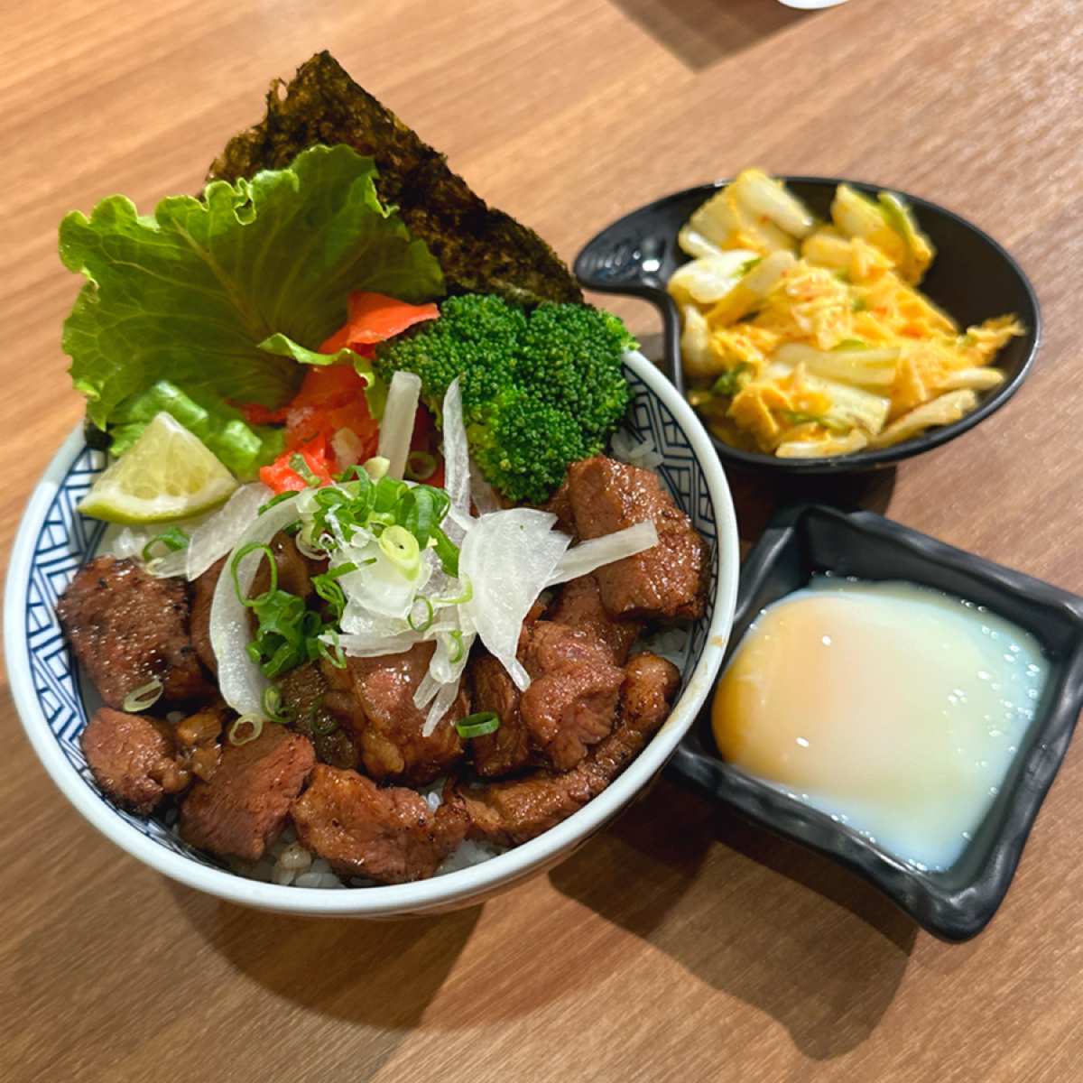 Meal image of 牛丁次郎坊X深夜裡的和魂燒肉丼X三重支店: ▪️炎神炙烤霜降牛排丼 $298

別看似乎很小碗，肉的下方滿滿的白飯，
一個男生的食量剛好吃的很飽 shot by 草莓肉鬆蛋吐司