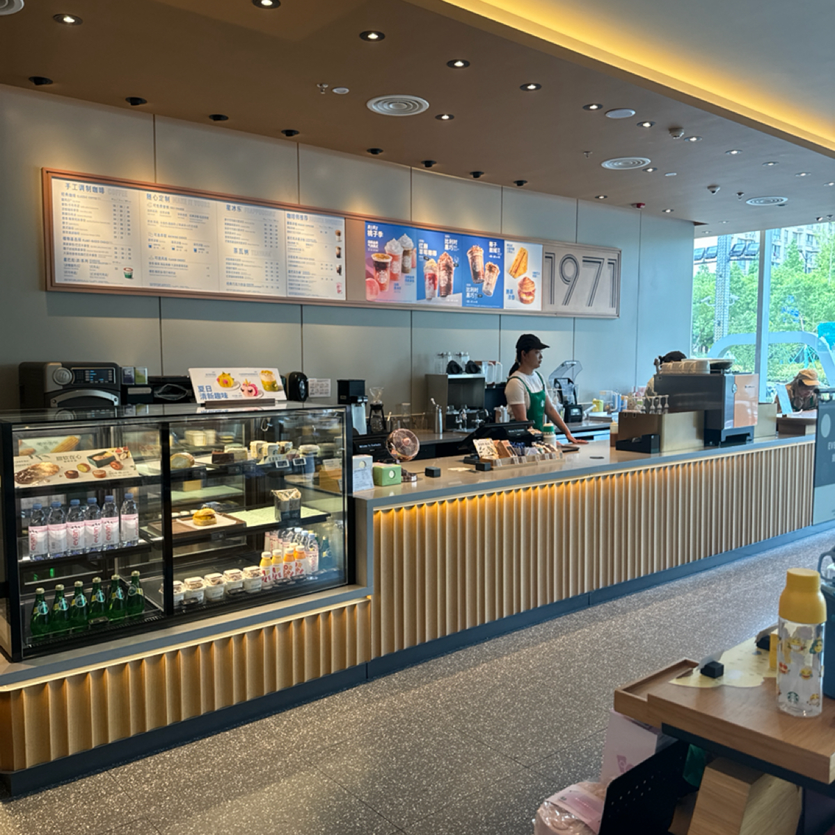 Vibe image of 星巴克 Starbucks  臨港萬達店:  shot by 不能被老婆發現
