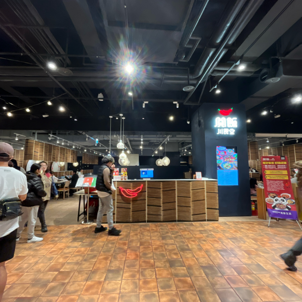 開飯川食堂 文心店 の雰囲気の写真：藏壽司隔壁 by漂釀美眉 