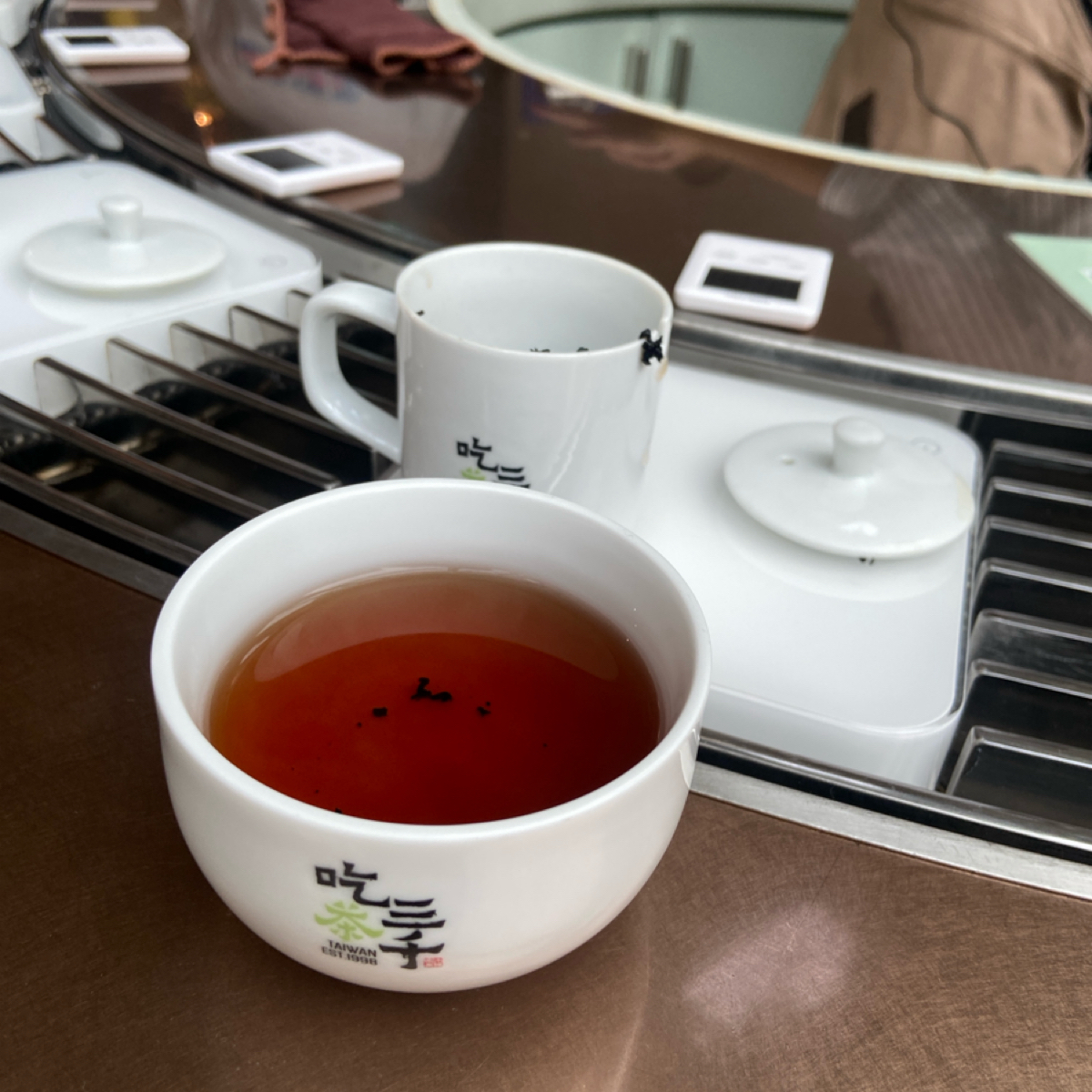 Meal image of 吃茶三千台灣概念店: 我選的是烘焙時間最久的「夜闌」，跟其他重烘焙的茶葉都有類似濃厚的味道。 shot by 每個人都在找他的貓