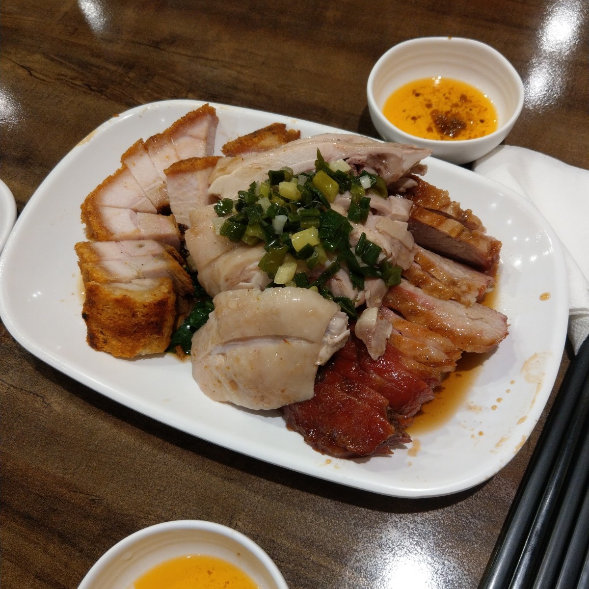 Meal image of 老友記: 自選三寶拼盤 $360
燒肉 貴妃雞 叉燒
燒肉炸的香而且皮很脆，好評
貴妃雞口感清爽，肉質嫩
叉燒 shot by IN老師