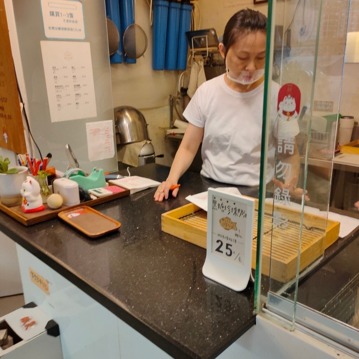 Vibe image of 惠比壽鯛魚燒: 👣 點餐&amp;結帳區

網路上看到很多人說每次去都要排隊排很久，很幸運的我們每次去都沒什麼人排隊，老闆 shot by 臉書搜尋花貴賓皮蛋