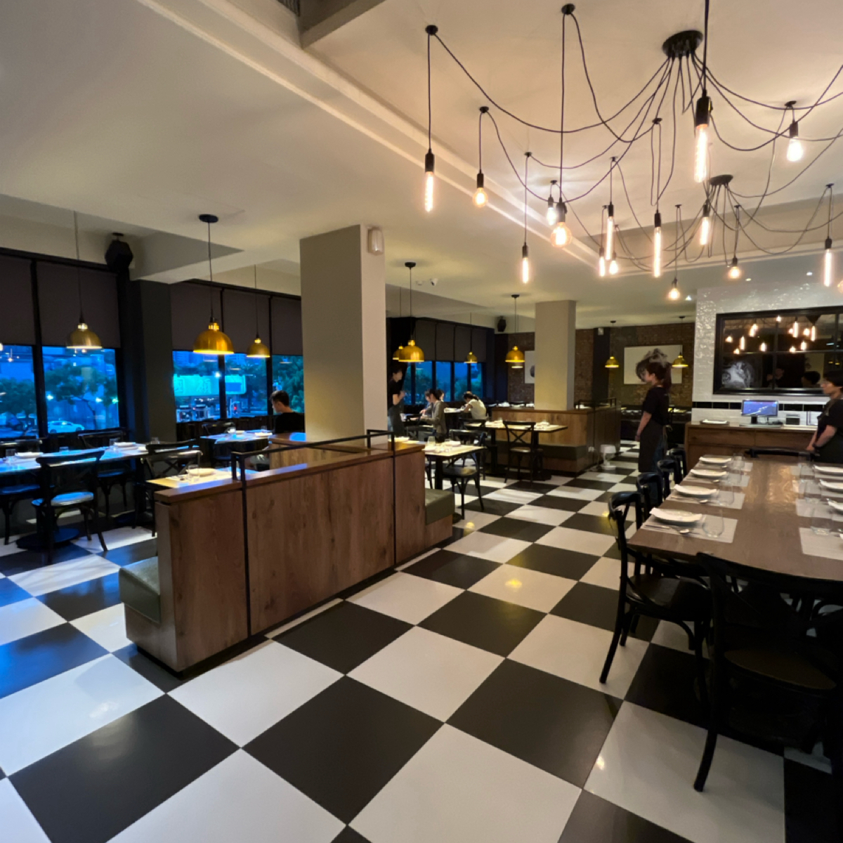 LA ONE Kitchen 歐陸廚房 - 博愛店 的外觀氛圍圖片：店內空間很寬敞、高大上！ 由阿官 拍攝