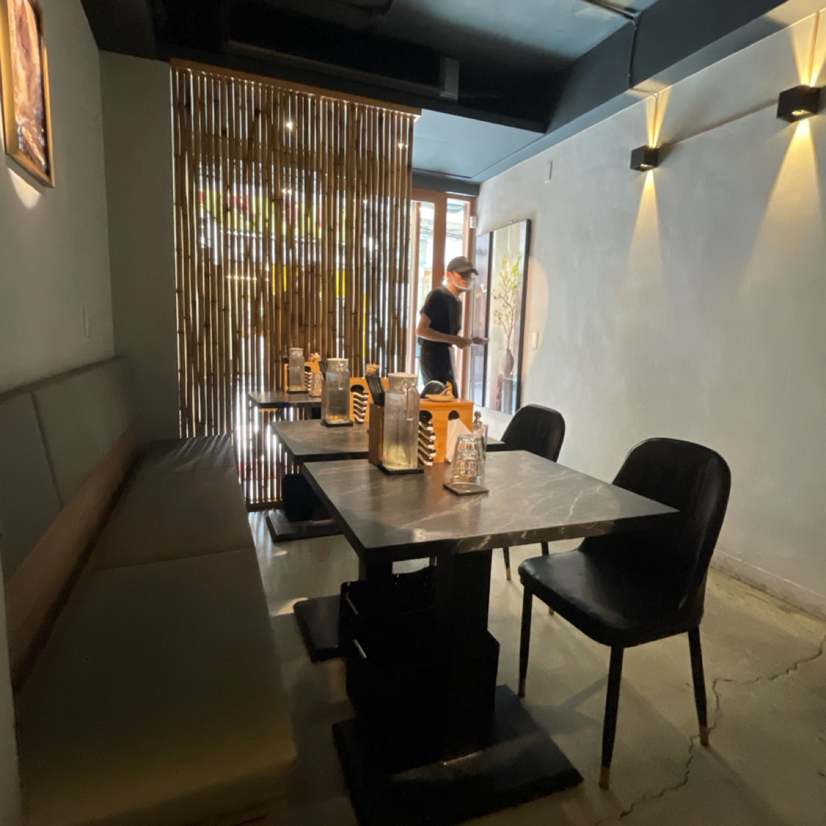 麒麟創作拉麵坊 の雰囲気の写真：店内の椅子は少なめです。 bymio 