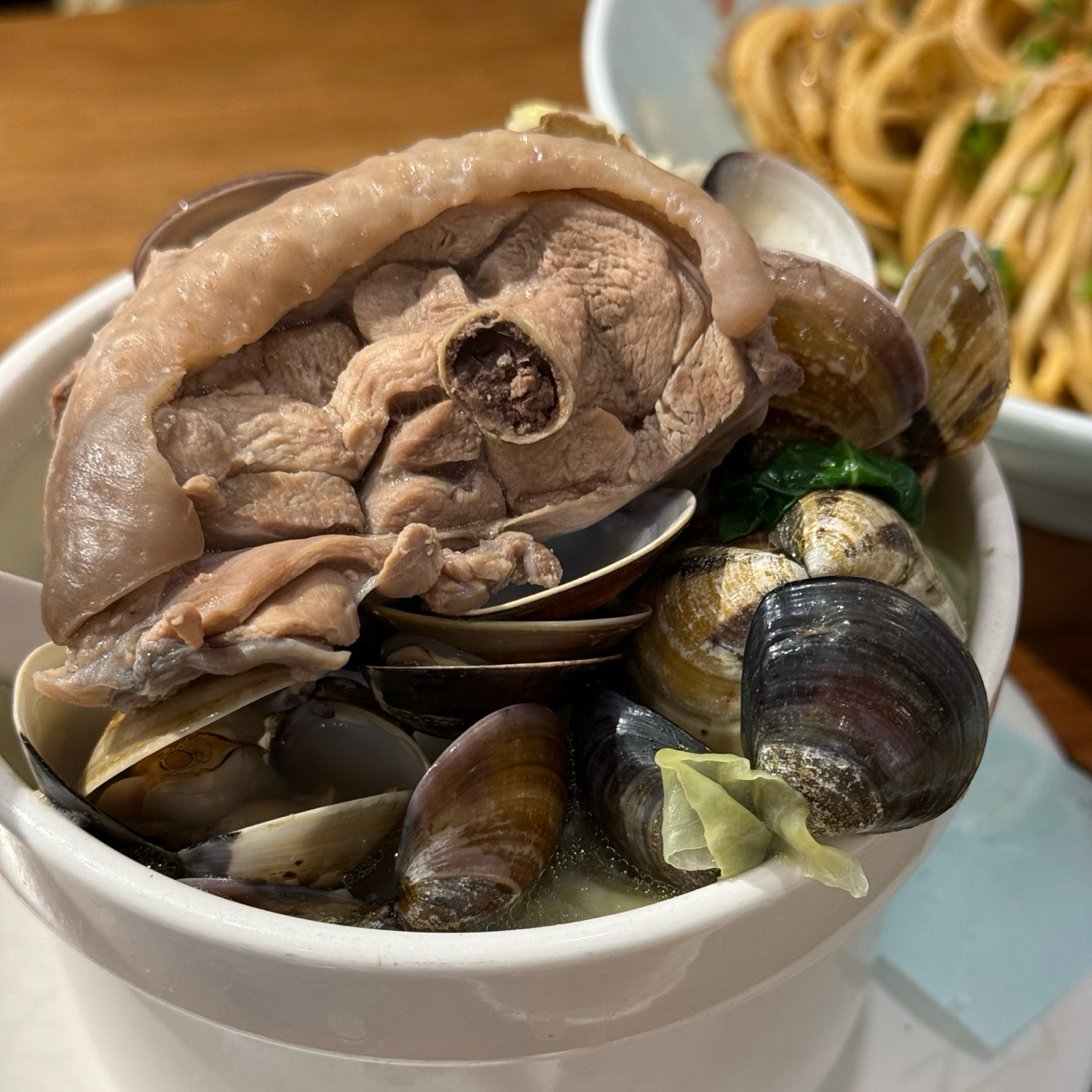 Meal image of 雙月食品社 北投店: 蛤蜊燉雞腿湯 shot by Freddy Liu