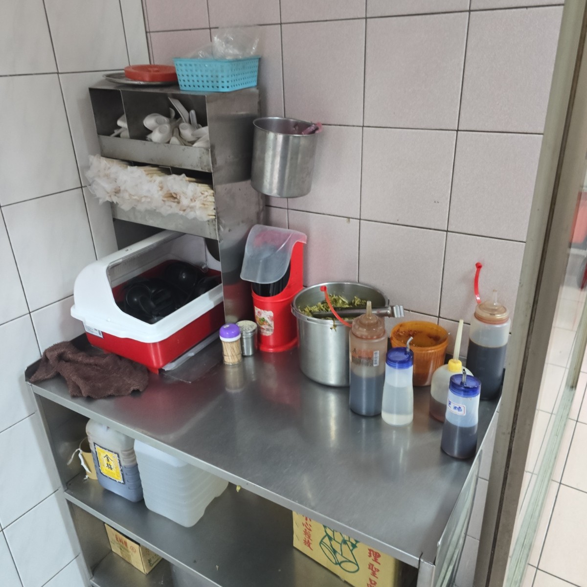 美濃現做刀切牛肉麵館 の雰囲気の写真：自助吧 by永遠的新手 