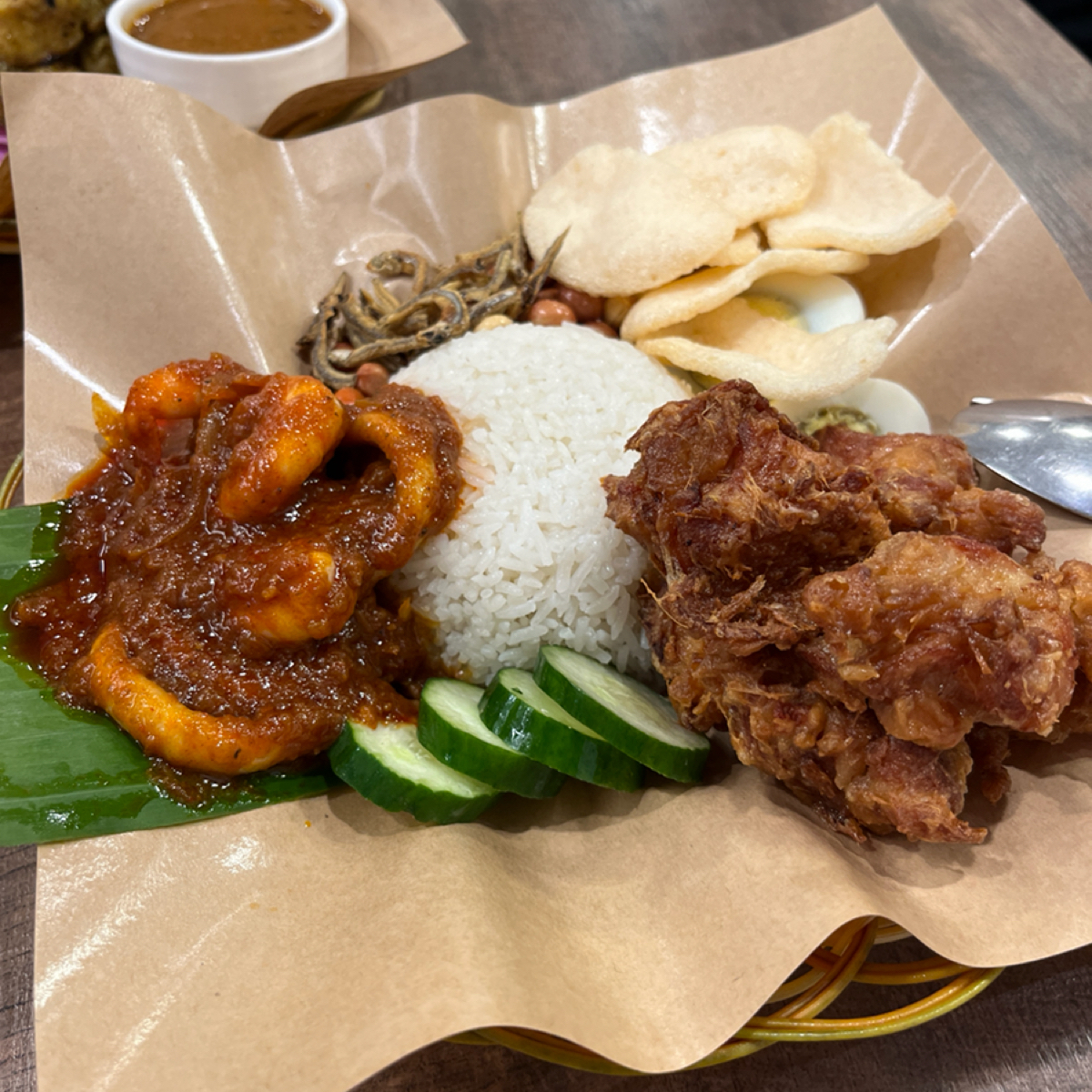 Meal image of 池先生 公館店: 椰漿飯 炸雞配參芭海鮮 shot by Bubuieateat