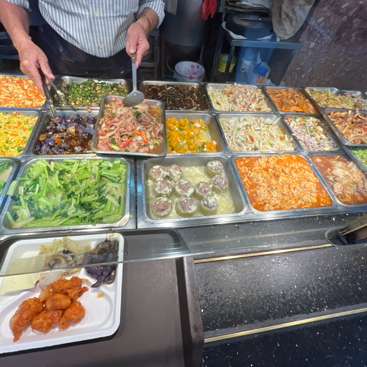 飯點美饌自助餐 （原阿忠自助餐） のレストランの写真：餐點 by動吃動吃動吃 