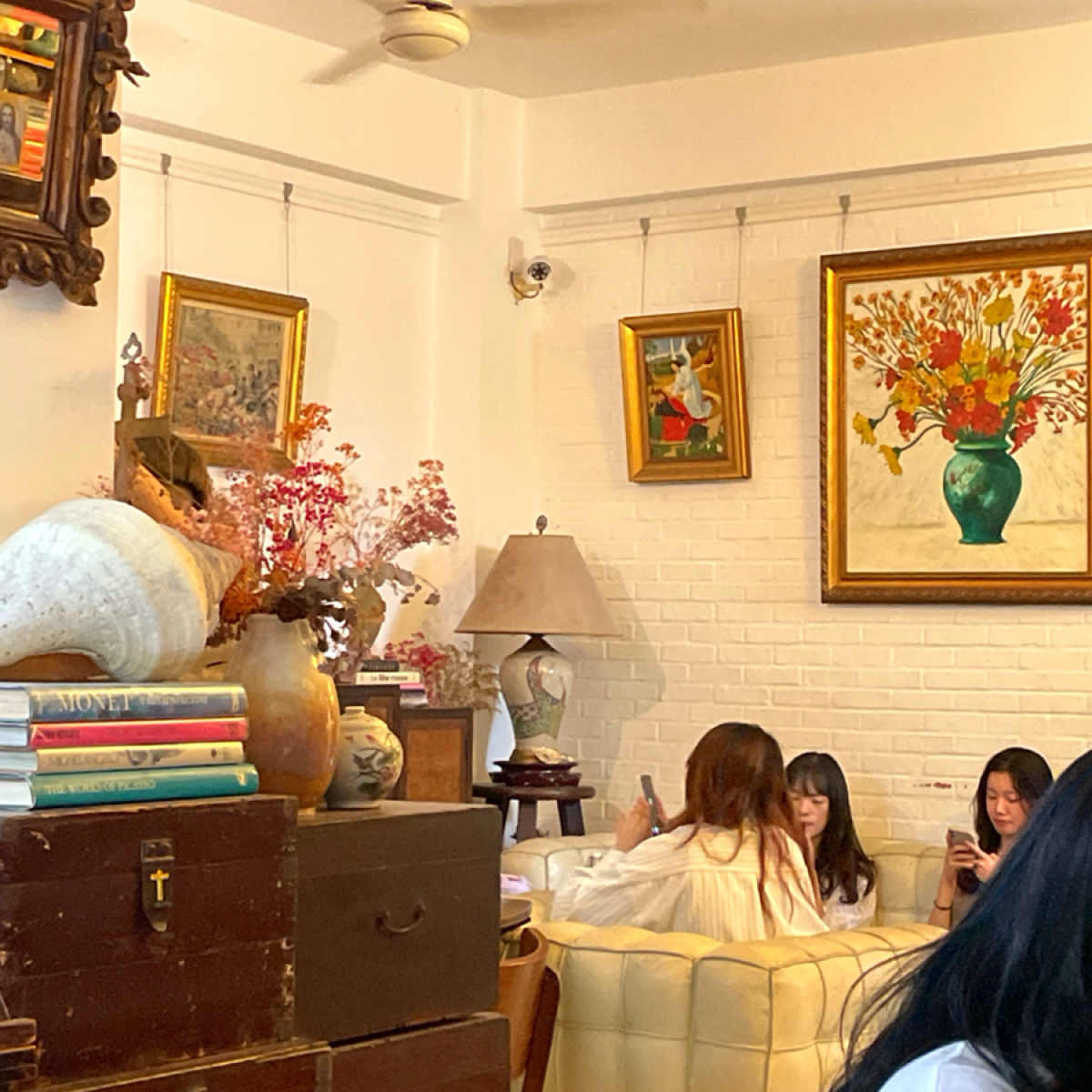 Vibe image of La Belle Maison Cafe 法國傳統手工甜品咖啡:  shot by HIH J