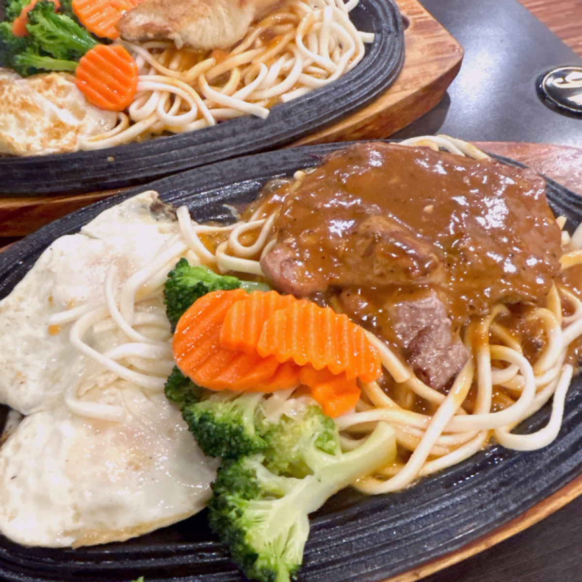 Meal image of 塩蔥炭燒牛排: ➰炭燒梅花豬排180➕蛋10
因為這天懶得將蛋翻面
我們直接指定外帶版本的全熟蛋 shot by Shiny