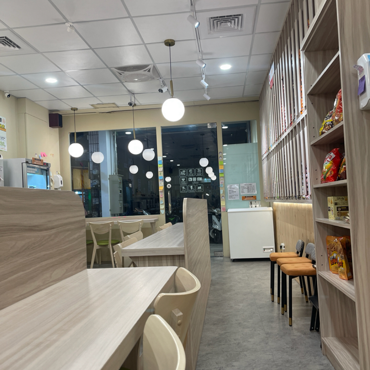 24H韓金智能拉麵 小港平治店 的外觀氛圍圖片： 由藍說 拍攝