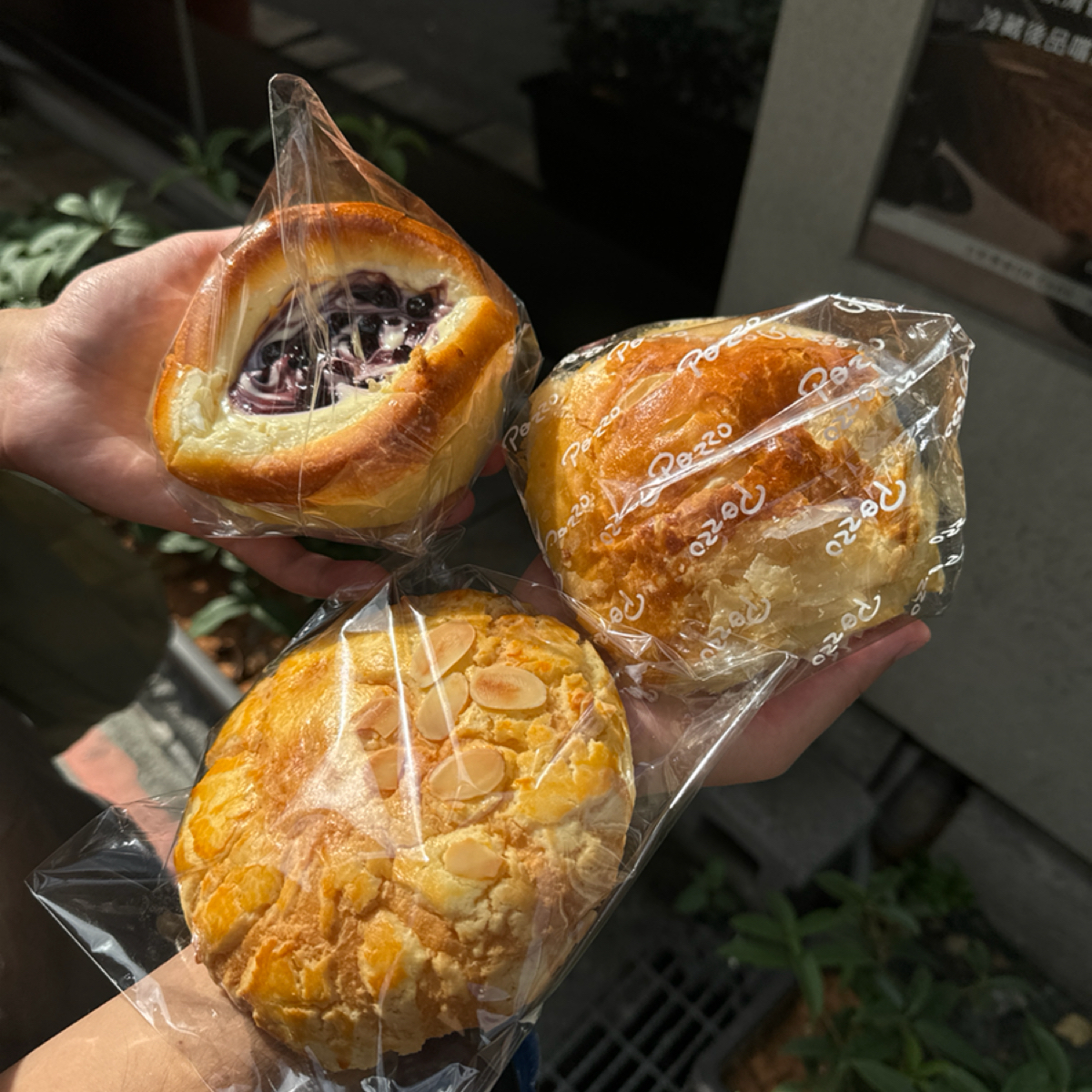 Meal image of 普諾麵包坊 忠孝店: 右上↗️ 牛奶起酥奶酥（$43）
左上↖️ 藍莓乳酪（$55）
下🔽波羅奶酥（$40） shot by Ana