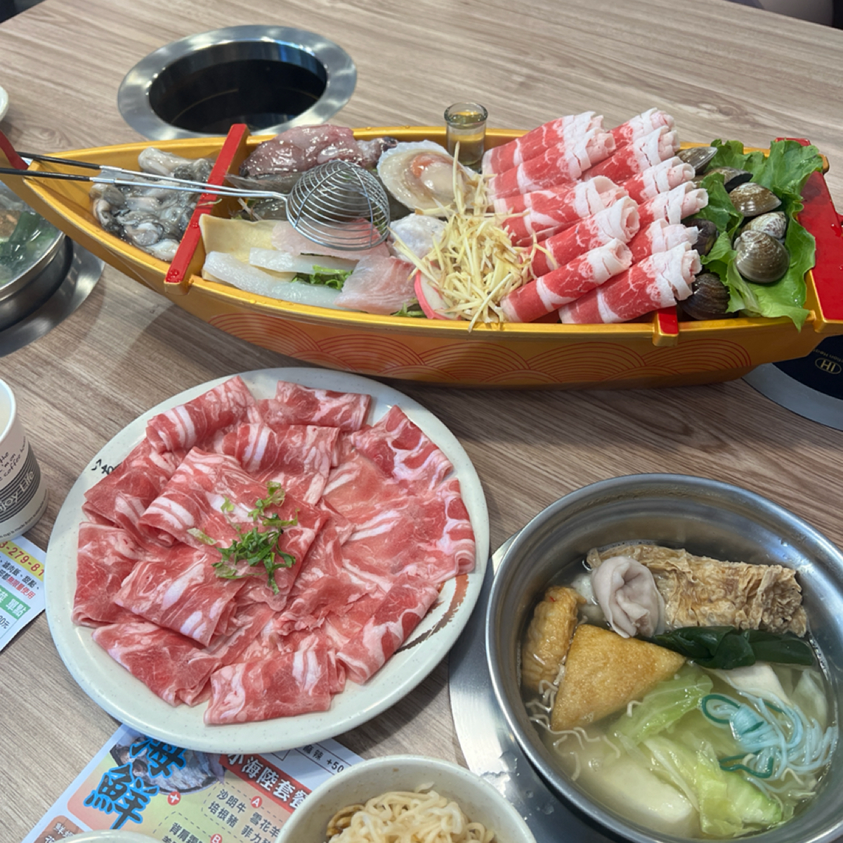 寶神日式涮涮鍋 基隆大武崙店 的餐點圖片：海龍船配小肥牛餐、霜降牛套餐

*海龍船有
蛤蜊、扇貝、花枝漿、花魚板、鯛魚片、鮑魚片、花枝片、小娟 由Kama Lin 拍攝