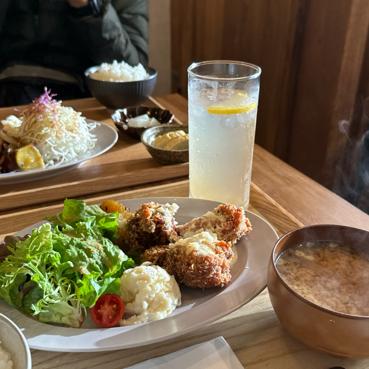野毛食所 のレストランの写真：南蠻炸雞定食套餐

非常下飯的南蠻炸雞配上美生菜，料多汁郁的豚肉味噌湯，再配上薑汁檸檬汽水解膩，是非 by阿波卡 