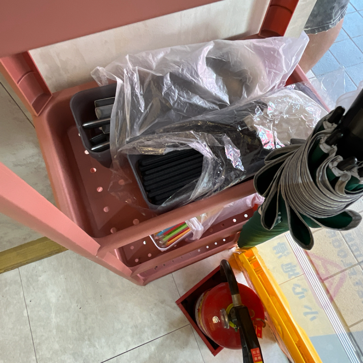 梁社漢排骨 台東大同店 的外觀氛圍圖片：餐具放在大門的角落，可以自取。 由Yo 拍攝
