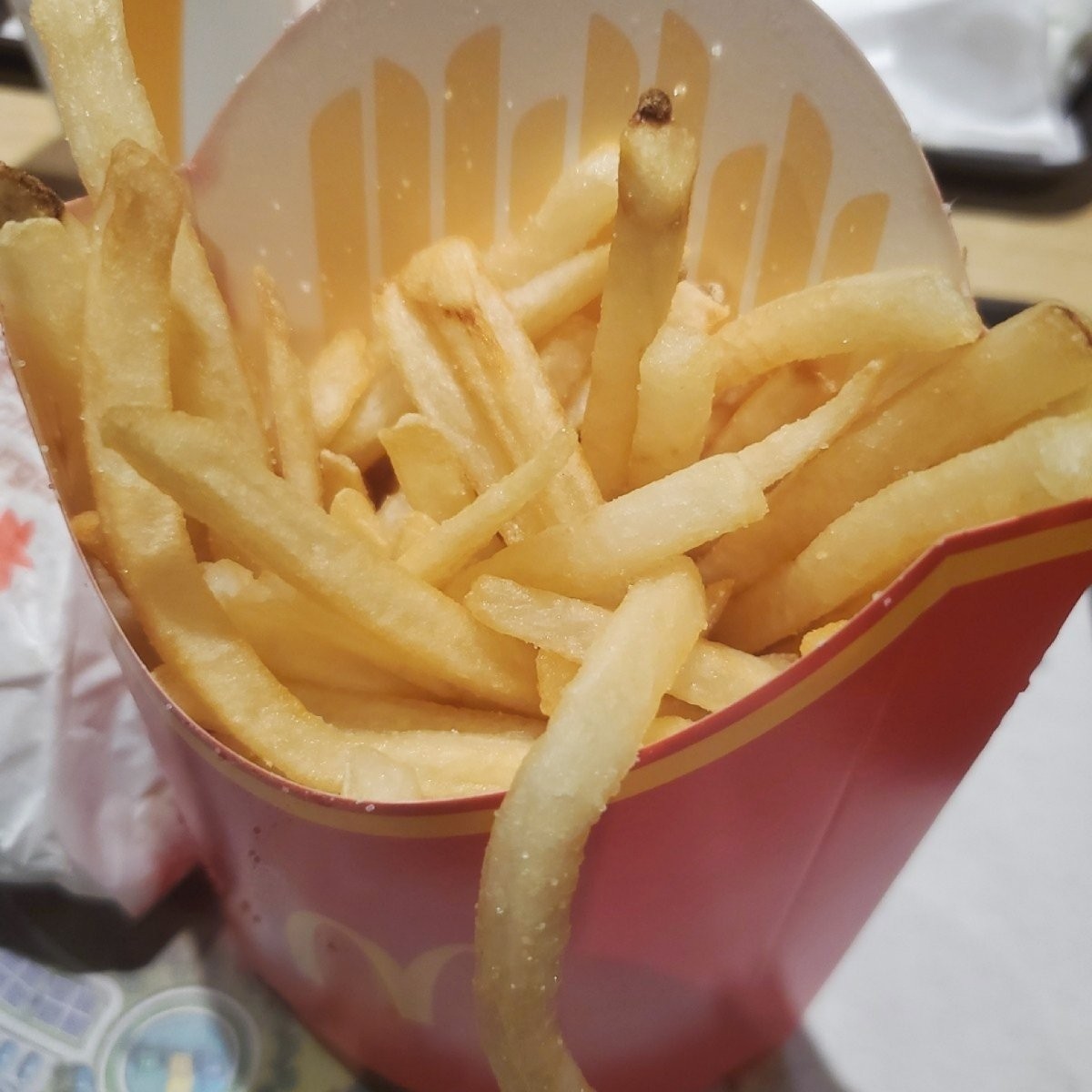 麥當勞 台中文心五店 的餐點圖片：經典薯條～
趁著剛炸好的時候趕快放進嘴巴的酥脆口感
一邊咀嚼一邊享受著熱燙的口感，很舒爽～
表面輕薄 由吃貨胖胖 拍攝