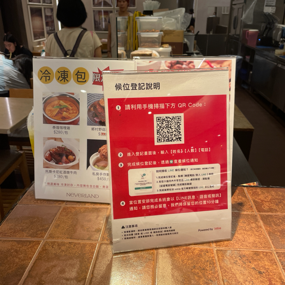 Vibe image of Neverland Lite: 要走進店內才看得到這張候位說明，
這次聚餐有老手帶路，早早訂好了，完全不用等👌 shot by 一刻又一嗑