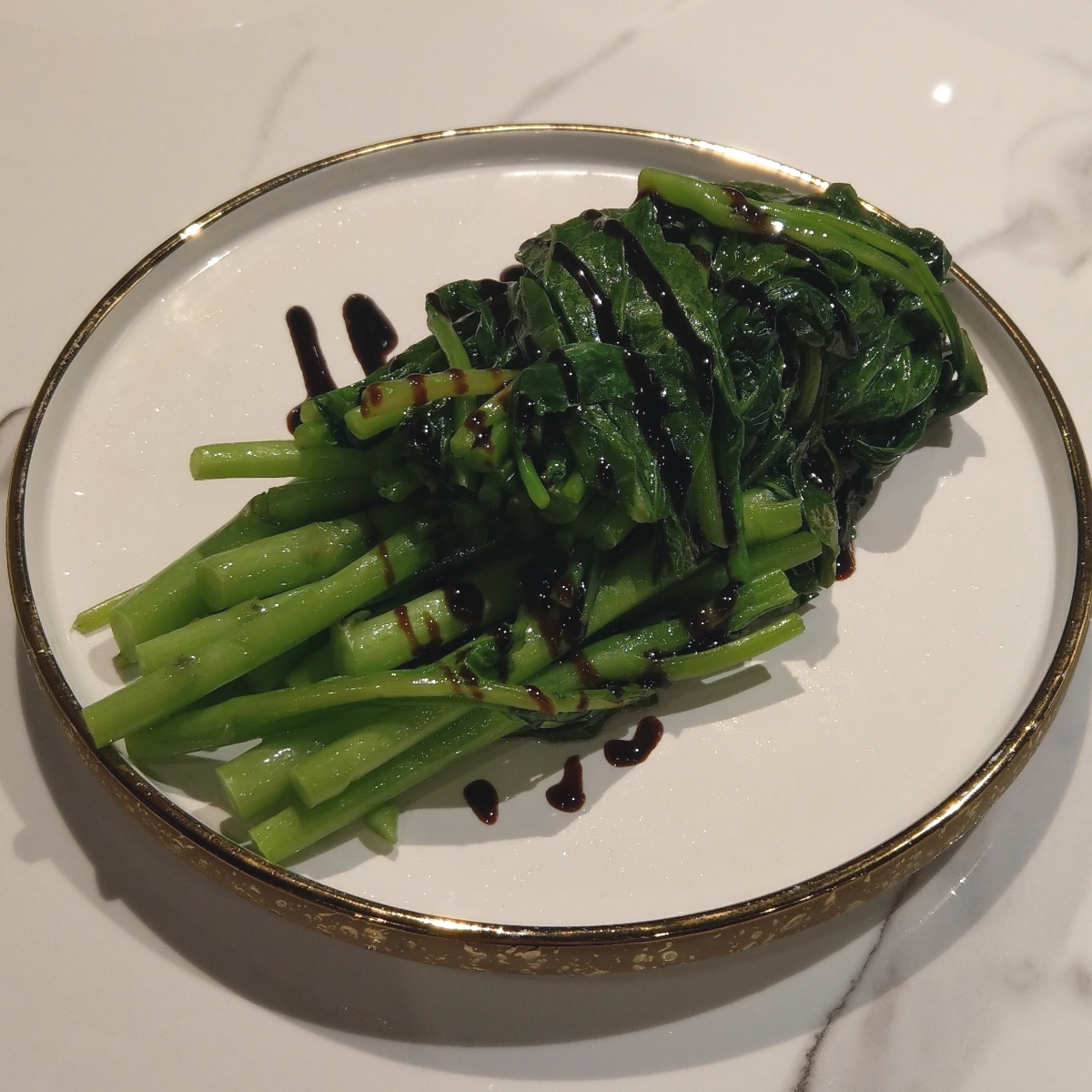 Meal image of 點八粵 忠孝店: 蠔油芥蘭 $218
擺得很好看，吃起來普通，價格偏高。 shot by IN老師
