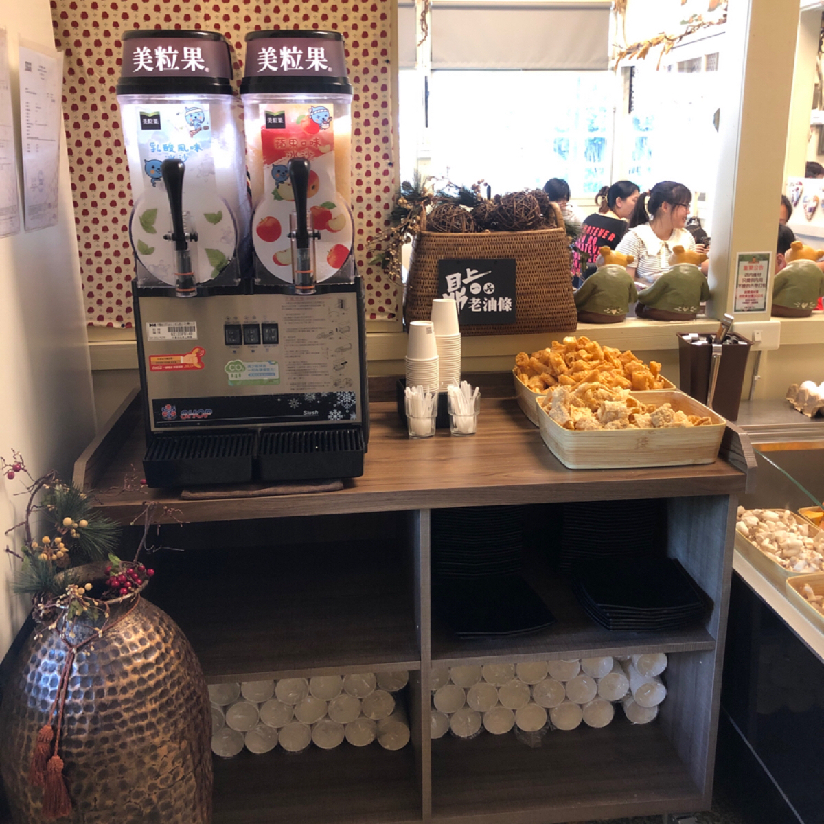 Meal image of 北歐工坊: 另一邊的冰沙食材區，還有油條可以加進麻辣鍋底，真的很懂顧客的心❤️ shot by Lucille邊走邊吃