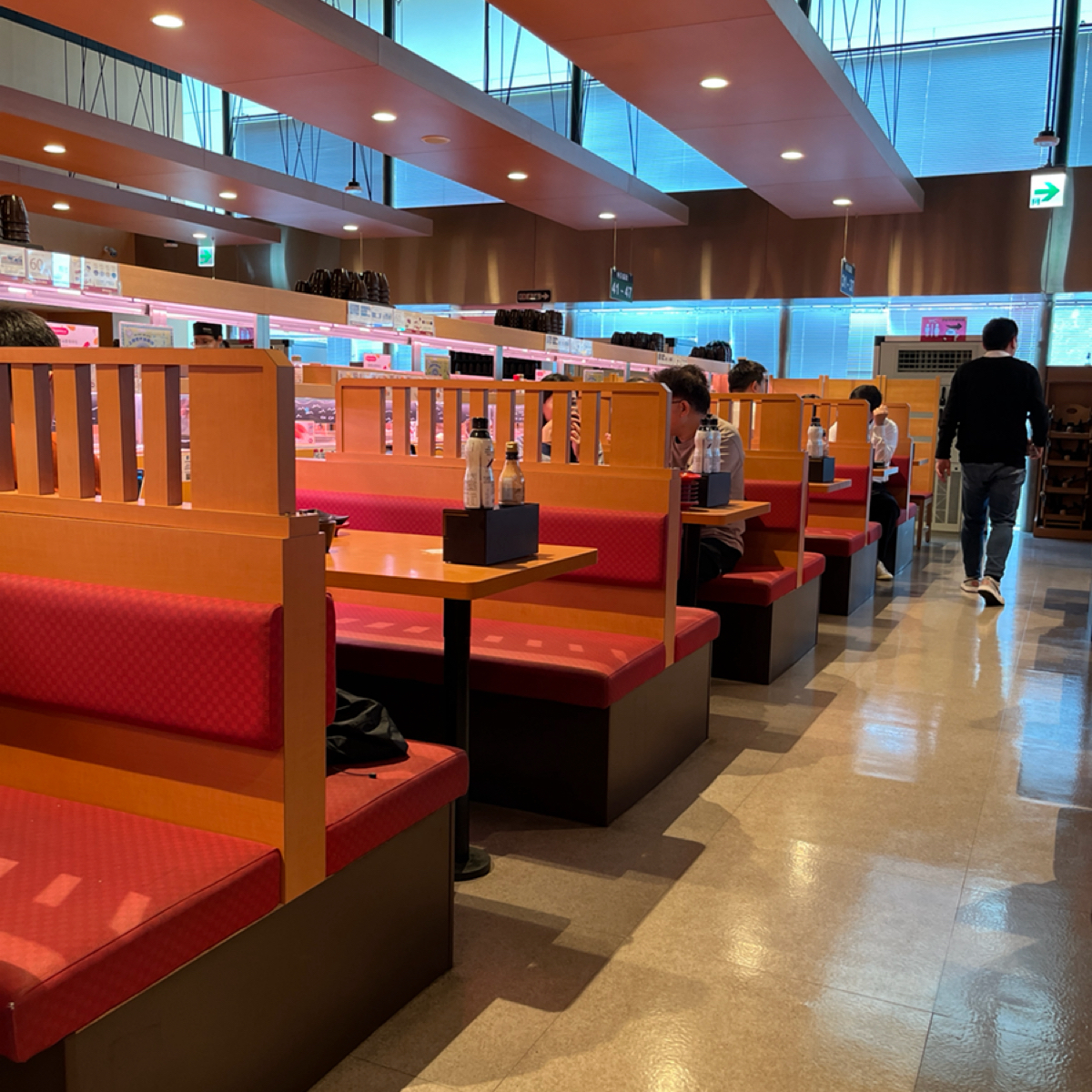 スシロー壽司郎 台北民權建國店 の雰囲気の写真：店內有挑高，很寬敞舒適 by阿官 