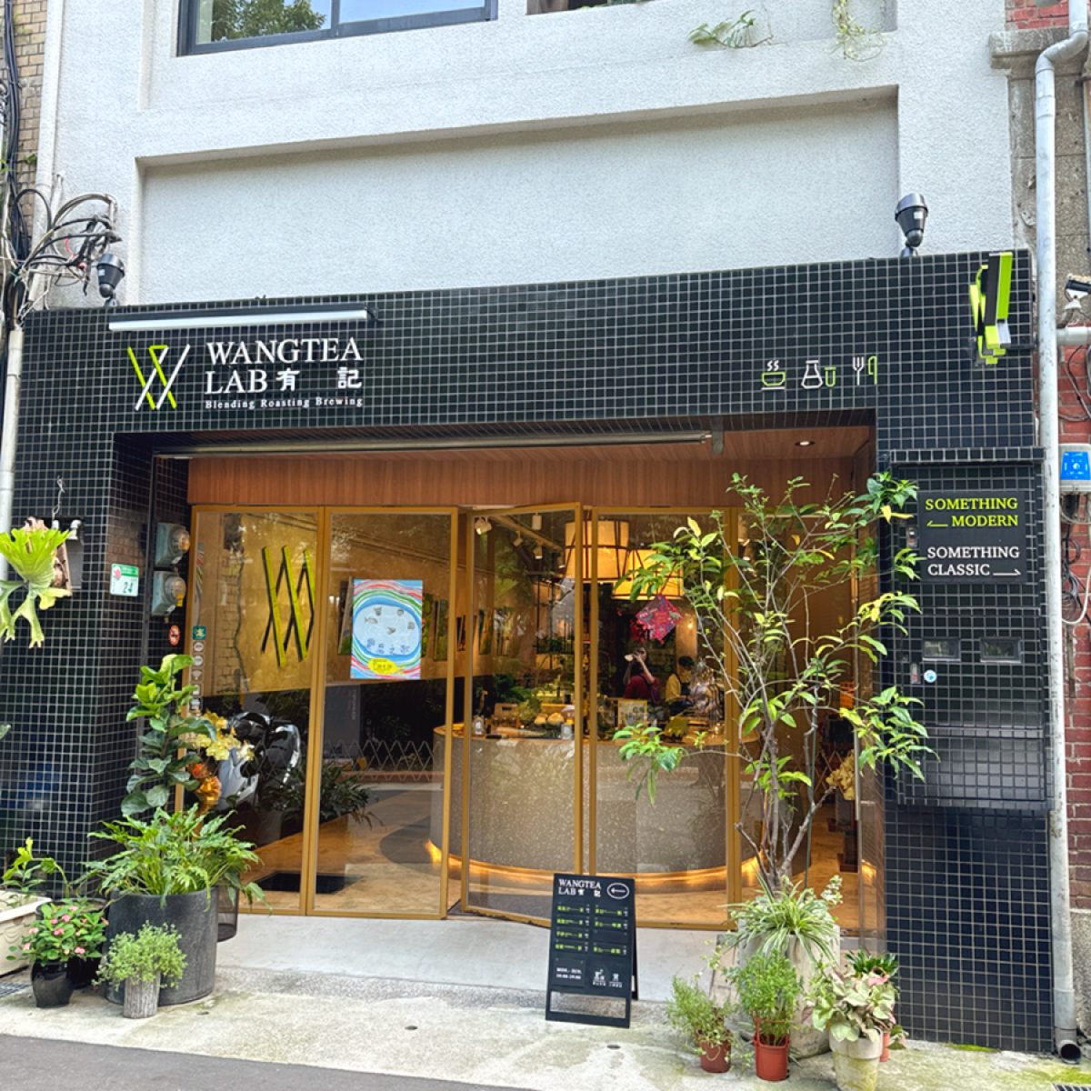 Vibe image of Wangtea Lab: 店家外觀很美！有設計感，在復古的大稻埕區域蠻突出的 shot by Ana