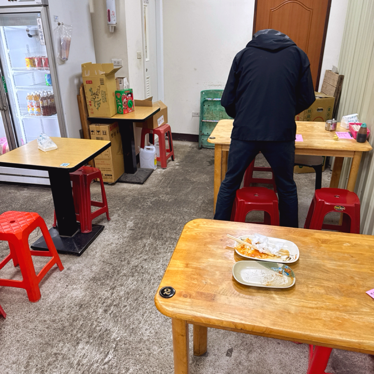 鐵皮屋臭豆腐 的外觀氛圍圖片：店內座位 由跟著小胖吃胖胖 拍攝