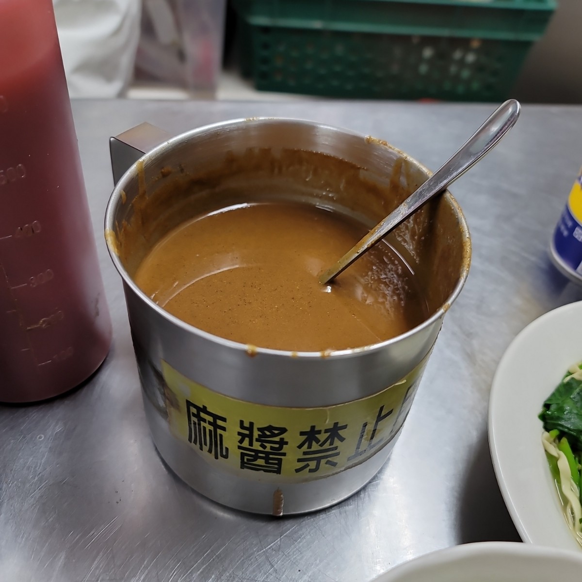 Vibe image of 立偉麵食: 桌上都有麻醬可以自行添加 shot by 我愛說實話