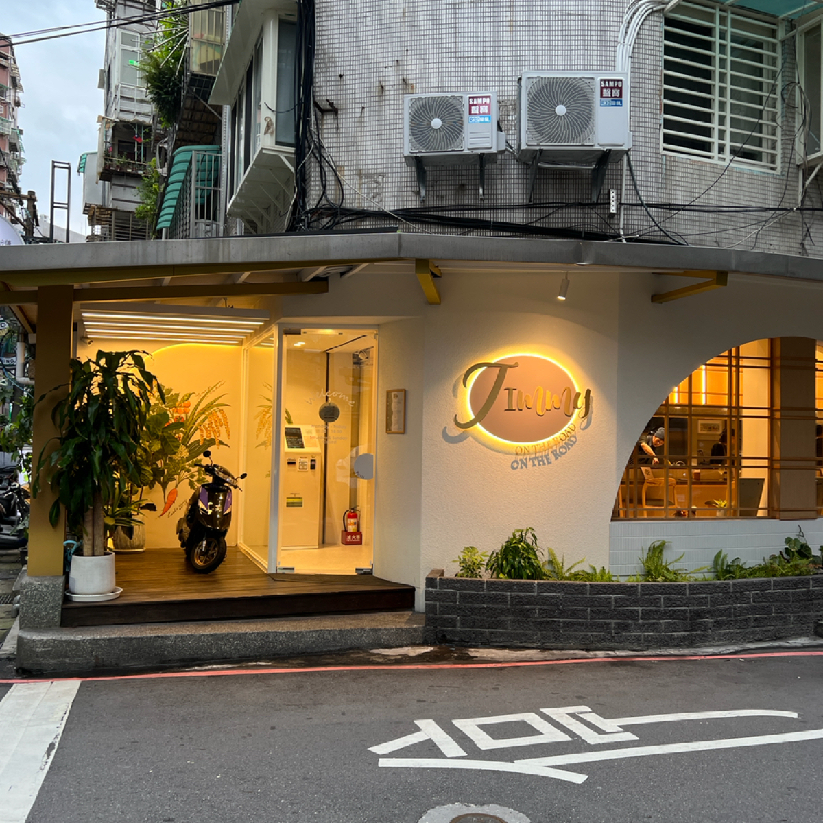Vibe image of Jimmy on the road 居米先生在路上:  shot by chia