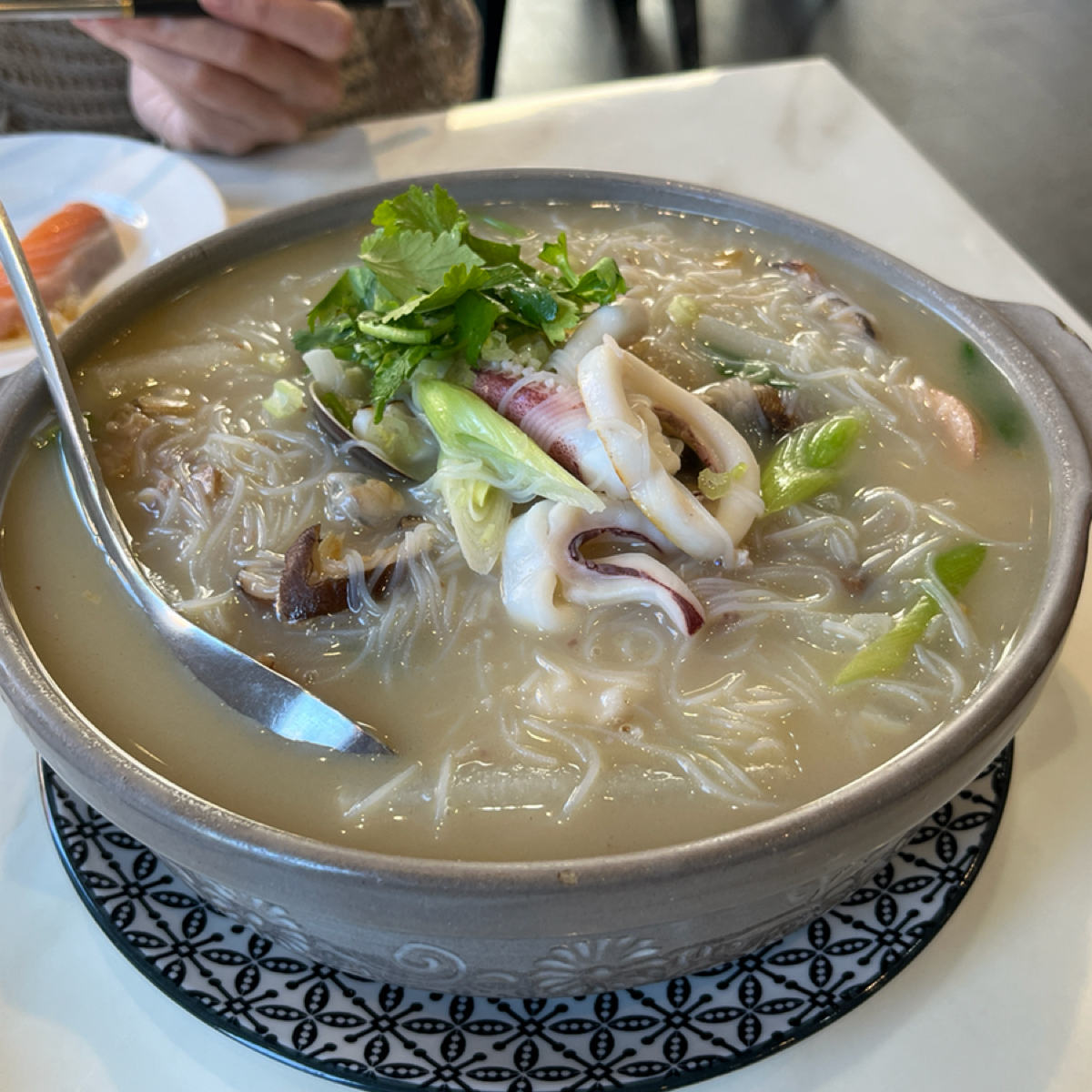 伍柒-海鮮手作料理 のレストランの写真：非常大一碗的透抽米粉湯，料滿滿，除了透抽還有蛤蜊、芋頭、蘿蔔等料，非常豐富好吃。$680 by阿官 