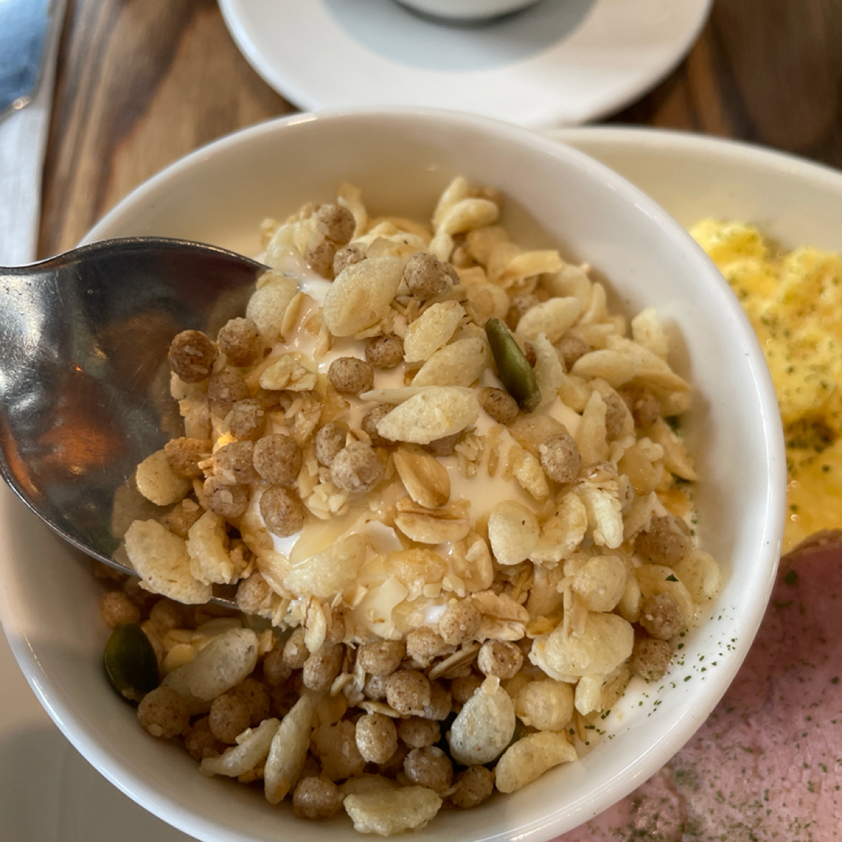 Meal image of Coppii Lumii living coffee 冉冉生活 經貿門市: 穀麥優格 ⭐️⭐️⭐️⭐️⭐️
無糖優格配上穀物麥片，外食很能兼顧營養真的很棒🥹
這一碗也是不小碗 shot by 一刻又一嗑