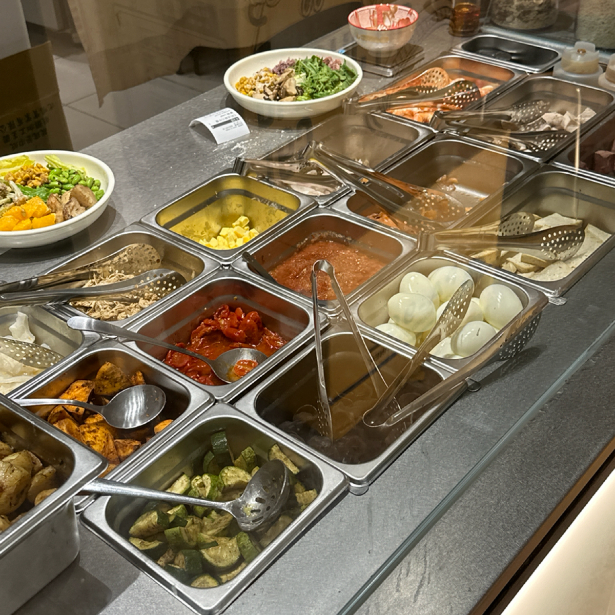 果実法式輕食碗 Growth balanced bowl のレストランの写真：配料區，有些品項可以自由選擇4-5種配料
也可以另外加點
個人相當推薦「烤洋芋」 by阿波卡 