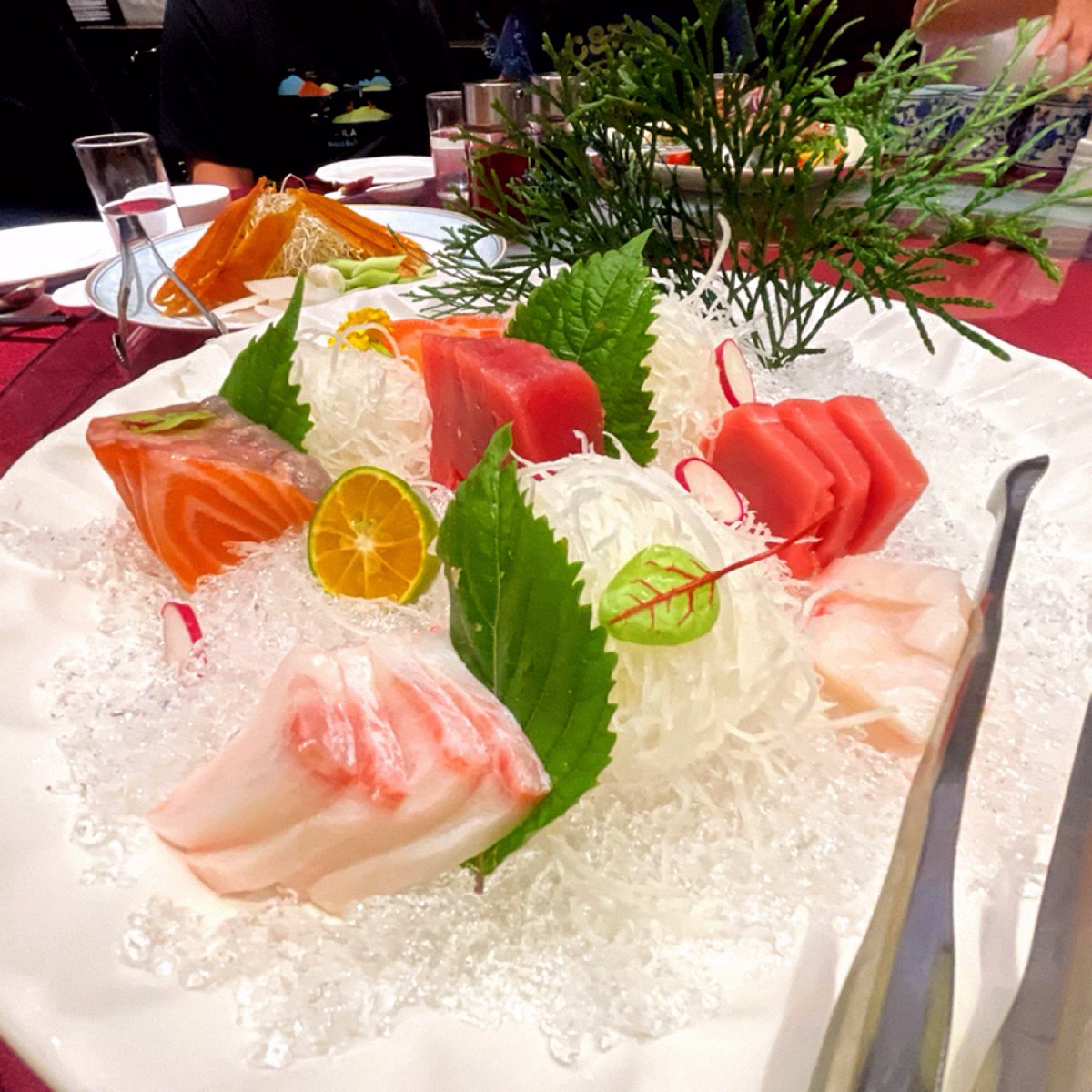 老新台菜 十全店 的餐點圖片：第一道➰生魚片
海派辦桌必有菜色
選用鮪魚、鮭魚、海鱺都非常新鮮
芥末一開始就在每個人桌上小碟內
自 由Shiny 拍攝