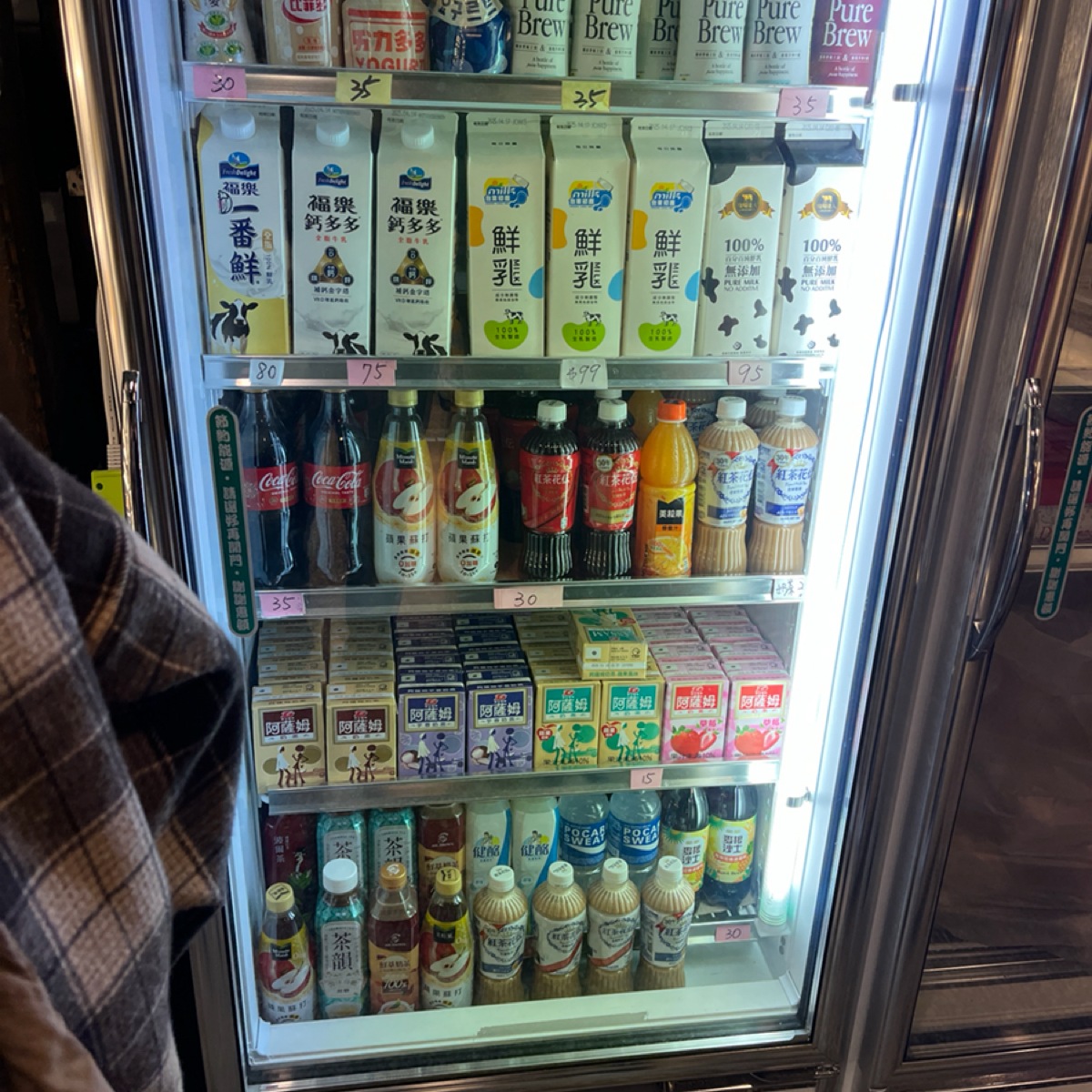 西拉蕊烘焙坊 正氣店 のレストランの写真：裡面也有賣飲料，真的是有點像小雜貨店的感覺。 byYo 