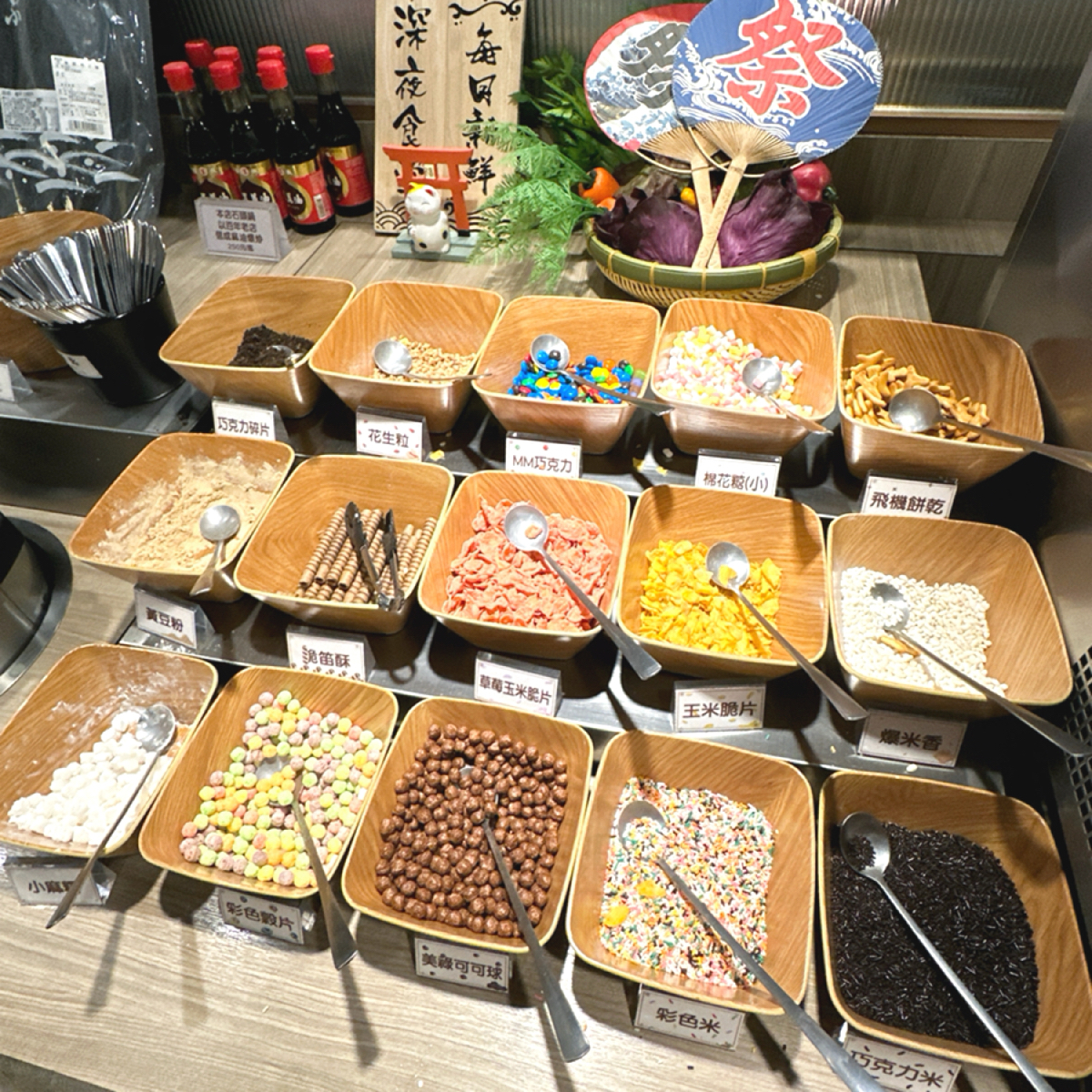 涮樂和牛火鍋  西門旗艦店 の雰囲気の写真：旁邊有小零食可以加在冰淇淋上～ by阿波卡 