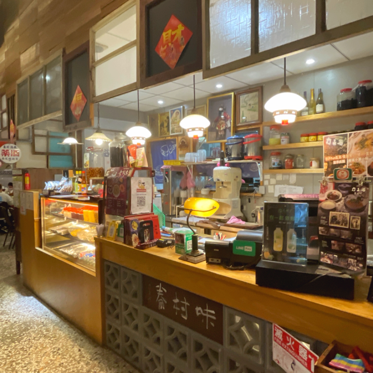 Vibe image of 方正谷眷村菜餐館 台中店: 結帳收銀台
一個混搭現代與懷舊的風格，水泥花紋石磚真的很有感 shot by 一刻又一嗑