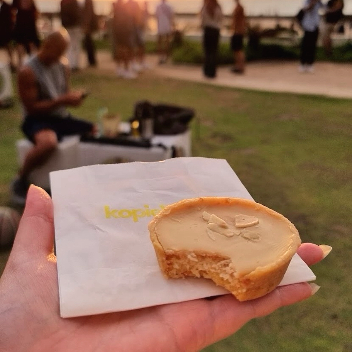 Kopielatte Coffee &amp; Pie Latte  Bali のメニューの写真：Cheese pie不大，約一個掌心大小。（圖片取自網路） by每個人都在找他的貓 