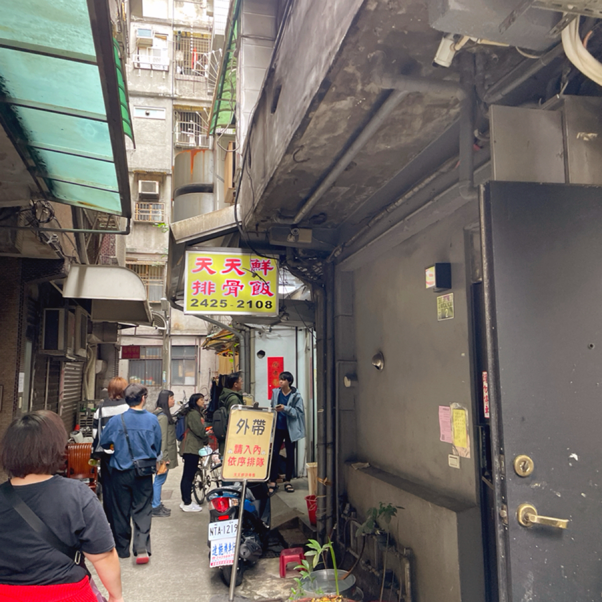 天天鮮排骨飯 の雰囲気の写真：土曜日ランチ時で15分くらい並びました(イートイン) bymio 