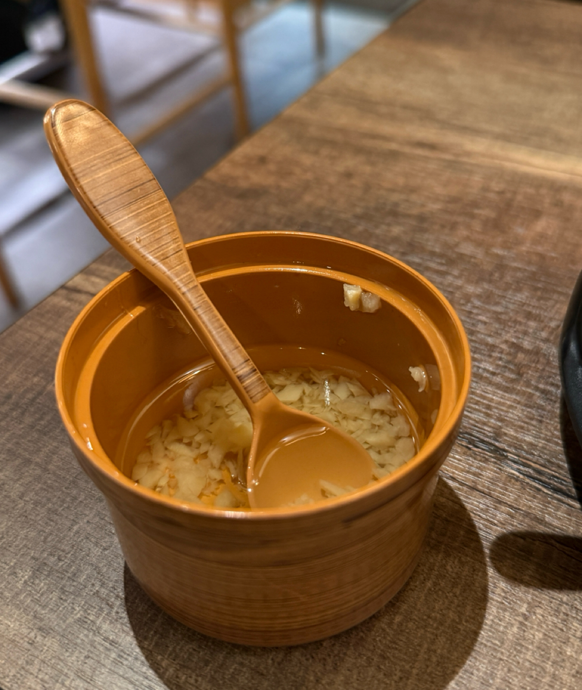 麵屋鶴立 のレストランの写真：每桌桌上都會附蒜碎
推薦拉麵原味吃到一半之後再加一匙進去
吃起來更提味香爽 by阿波卡 