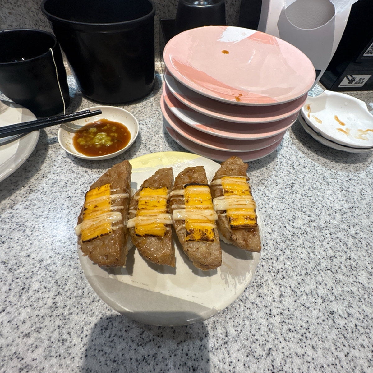 爭鮮迴轉壽司 中壢家樂福店 的餐點圖片：漢堡排🍣 由Yu Wen o(｀ω´ )o 💫 拍攝