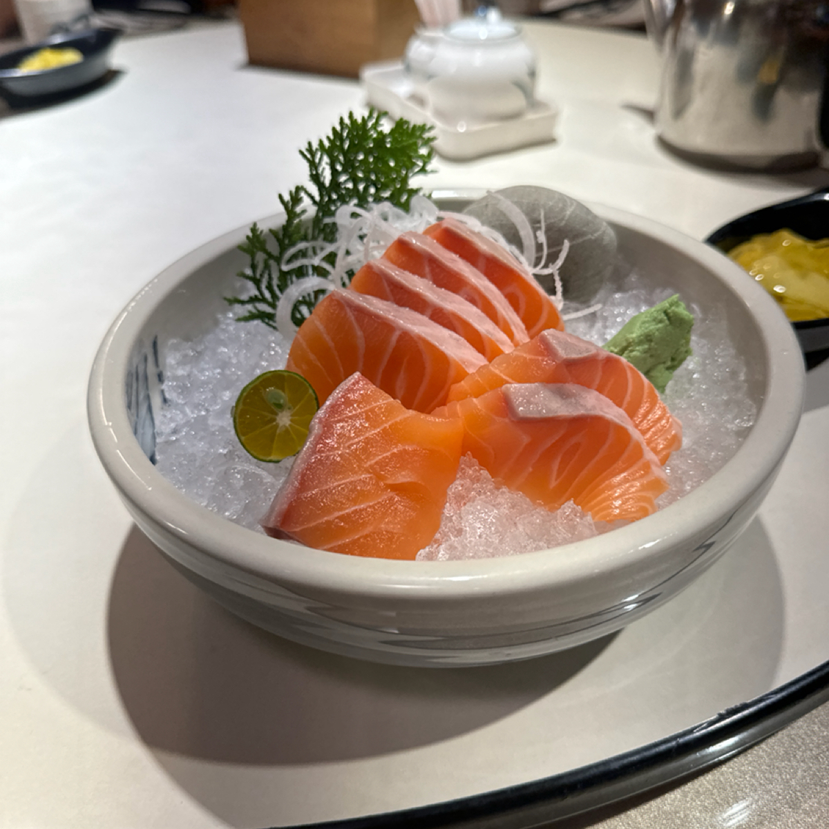 椿山日本料理 的餐點圖片：鮭魚生魚片 由食、動、健康 拍攝