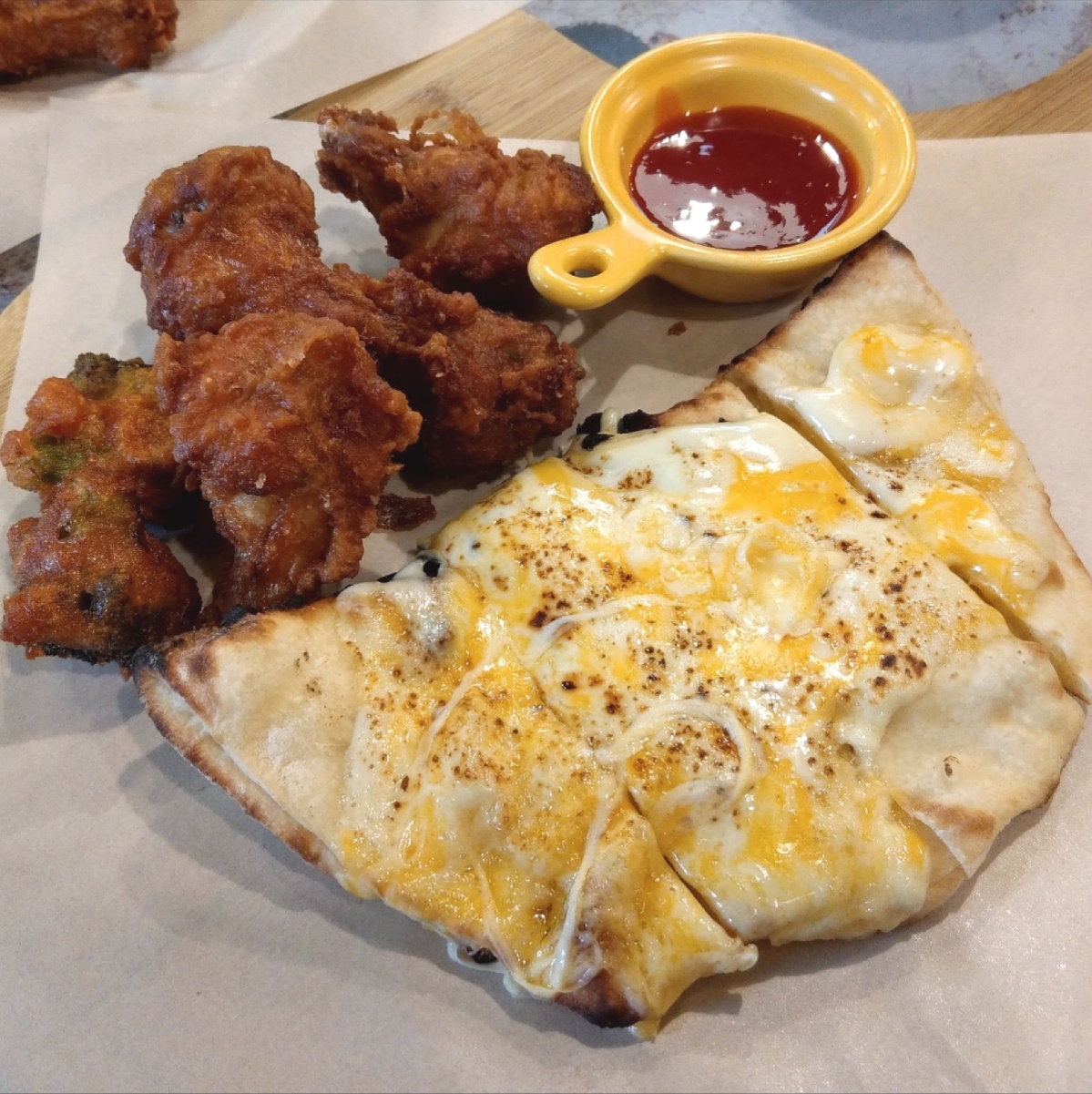 Meal image of Mamak檔 星馬料理: 雞兄愛雙奶 $320
炸翅小腿、炸蔬菜+配上囊餅
每一片餅中間有夾起司，非常的厚實，拿起來會牽絲。咬 shot by IN老師