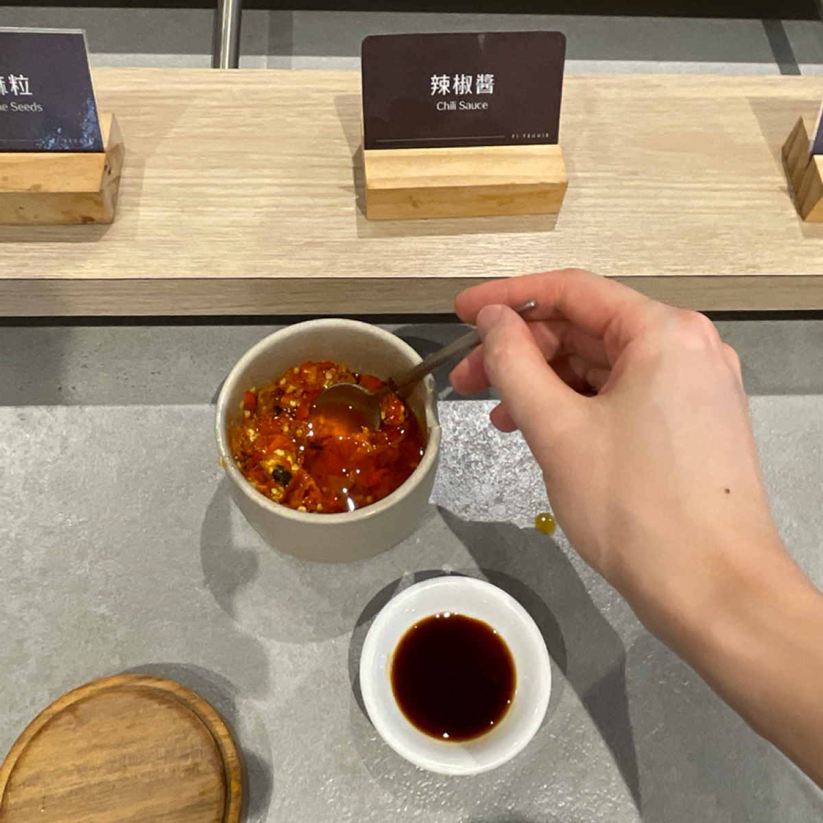 Vibe image of 芳珍蔬食 中山復民店: 有醬料區 shot by Freddy Liu