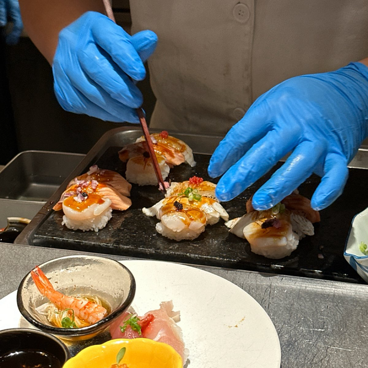 旭集 和食集錦 天母店 のレストランの写真：巧鮨（握壽司區）

師傅在每種不同的握壽司上都會佐以不同的小調味，視覺跟味覺都到不同多樣的層次感，覺 by阿波卡 
