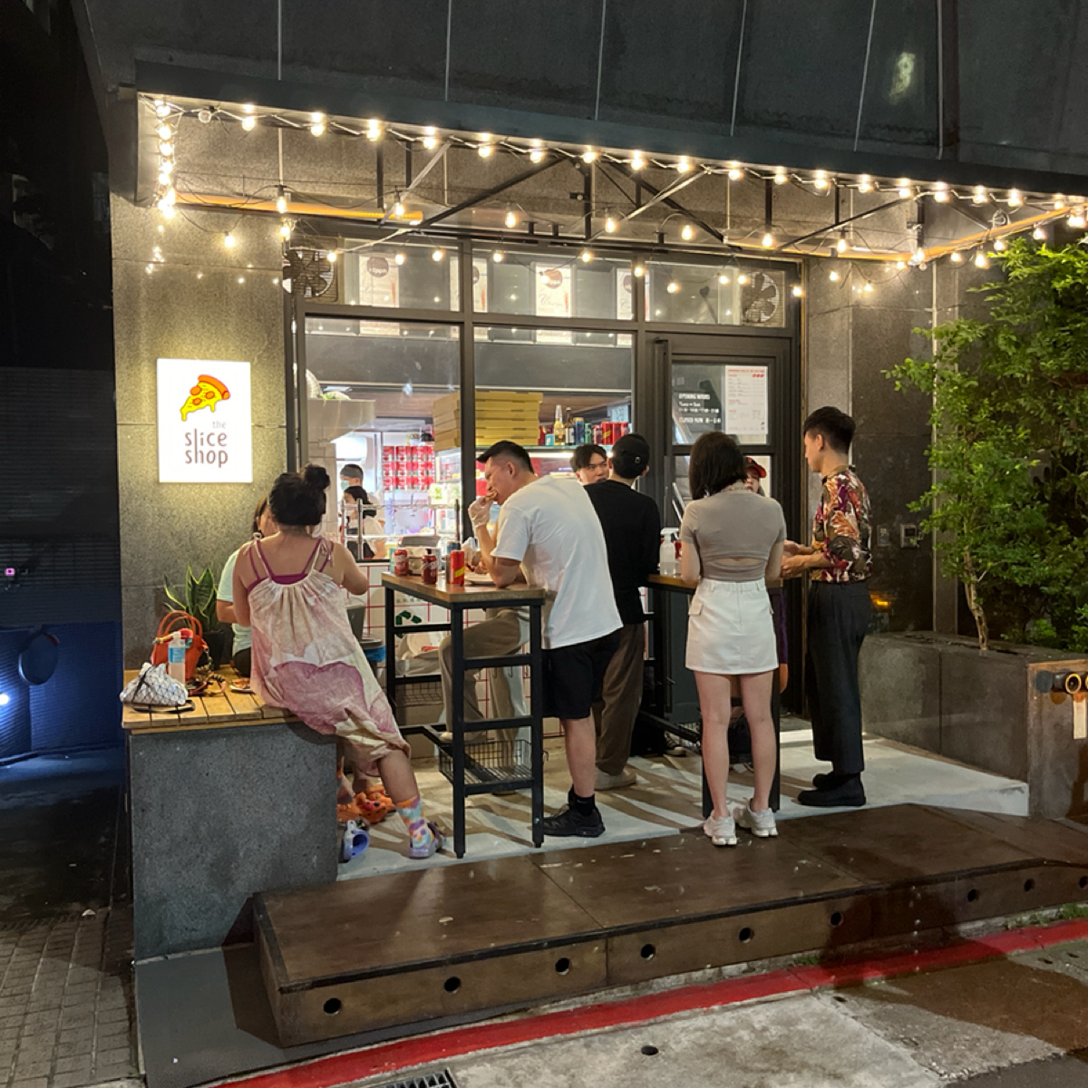 The Slice Shop の雰囲気の写真：店門口的站立區，滿滿的人 by阿官 