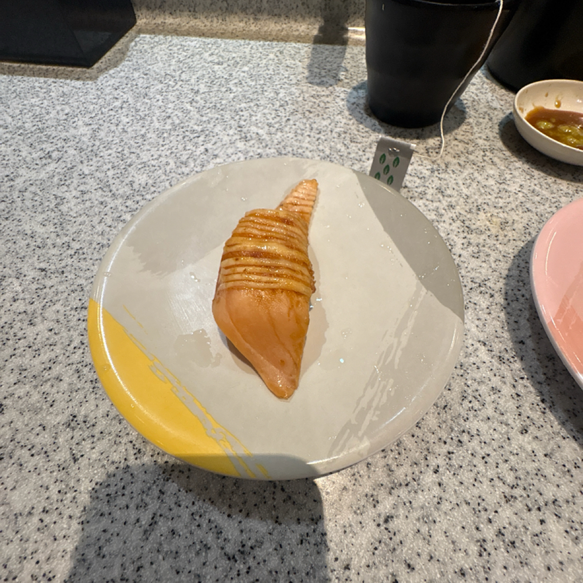 爭鮮迴轉壽司 中壢家樂福店 的餐點圖片：焦糖鮭魚🍣 由Yu Wen o(｀ω´ )o 💫 拍攝