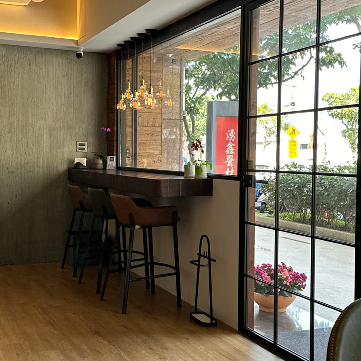 Vibe image of HUYA Coffee: 裝潢非常新穎 shot by 阿波卡
