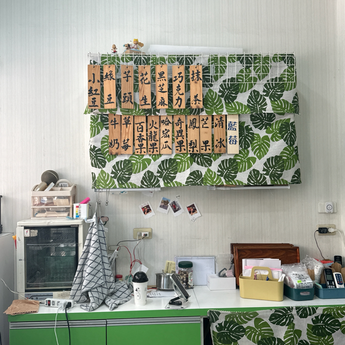 Menu image of 虎尾榕樹下綿綿冰: 牆面上顯示提供的口味 shot by 艾瑪